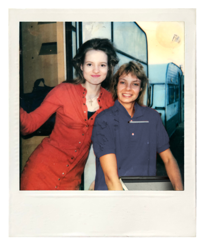 Kostümbildnerin und Darstellerin vor dem Wohnwagen