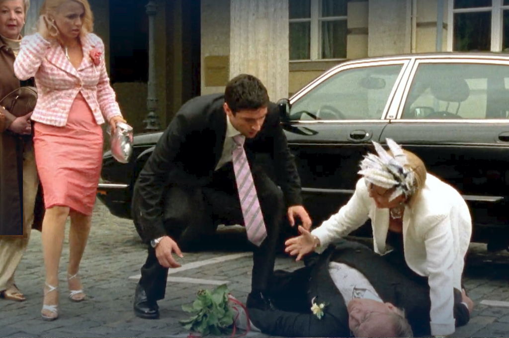 Bert erleidet vor dem Standesamt einen Herzinfarkt